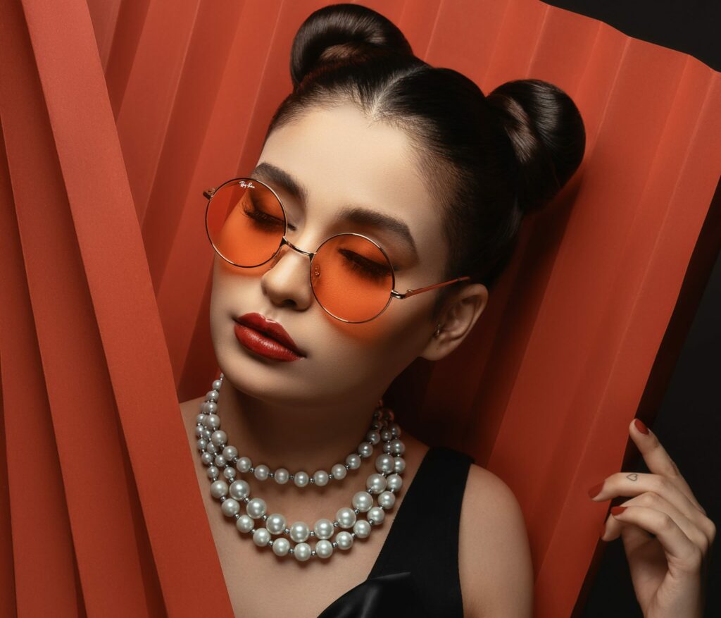 lipstick with oval glasses